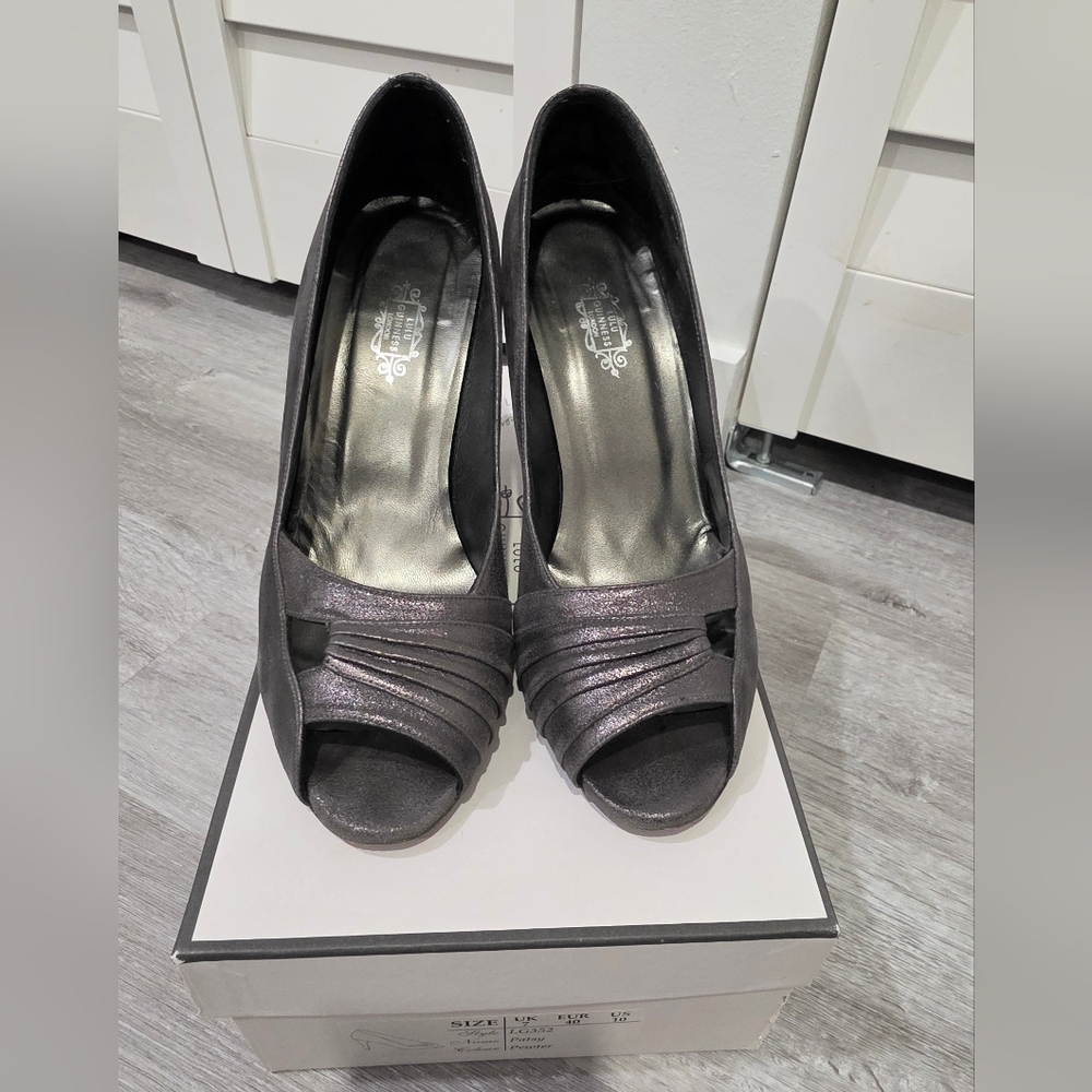Lulu Guinness Patsy Open Toe Heels in Pewter Gray Metallic Sz. 10